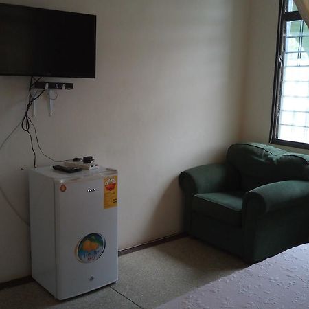M-R Lodge Mankesim Екстер'єр фото