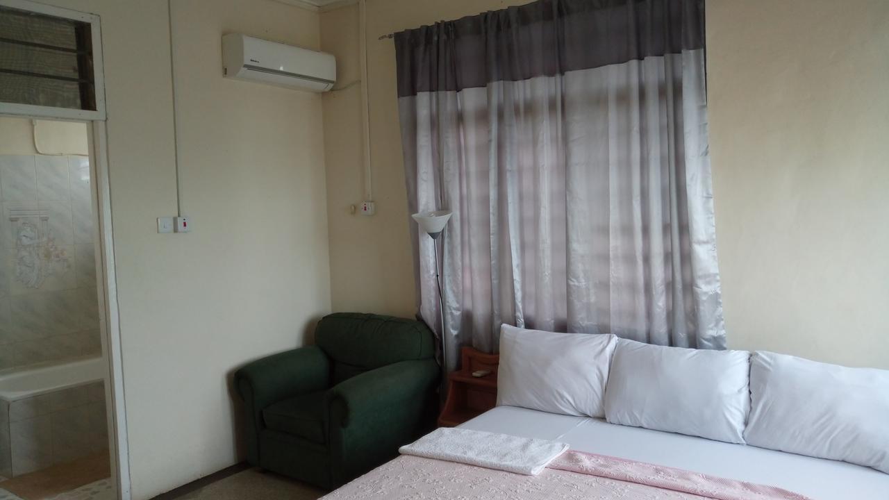 M-R Lodge Mankesim Екстер'єр фото